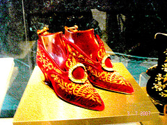 Cover version with a homemade touching-up - Bata Shoe Museum / Toronto, CANADA.  3 juillet 2007