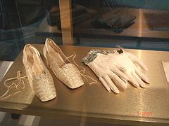 Pale gloves & shoes outfit / Bata Shoe Museum- Toronto, Canada.  3 juillet 2007
