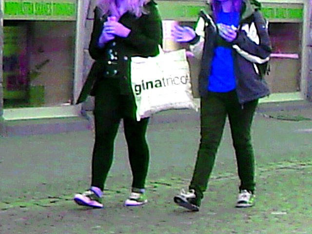 Ginatrico teenagers duo in eunuch sneakers / Adolescentes suédoises en espadrilles eunuques -  Ängelholm / Suède - Sweden.  23 octobre 2008 - Inversion RVB