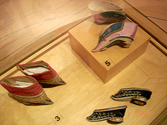 Unusual footwears for the former Chinese Lotus Foot /  Bata Shoe Museum - Toronto, Canada.  3 juillet 2007