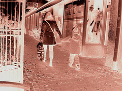 Maman MQ en bottes à talons hauts /  MQ Swedish Mom in high-heeled boots  /    Ängelholm / Suède - Sweden.  23 octobre 2008 - Sepia RVB