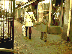 Maman MQ en bottes à talons hauts /  MQ Swedish Mom in high-heeled boots  /    Ängelholm / Suède - Sweden.  23 octobre 2008-  Sepia postérisé