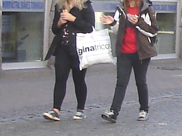 Ginatrico teenagers duo in eunuch sneakers / Adolescentes suédoises en espadrilles eunuques -  Ängelholm / Suède - Sweden.  23 octobre 2008