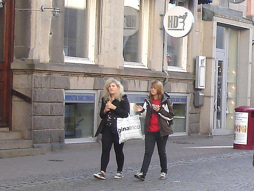 Ginatrico teenagers duo in eunuch sneakers / Adolescentes suédoises en espadrilles eunuques -  Ängelholm / Suède - Sweden.  23 octobre 2008