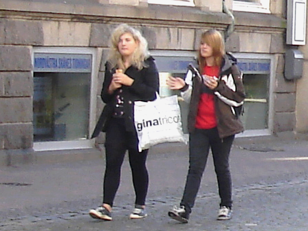 Ginatrico teenagers duo in eunuch sneakers / Adolescentes suédoises en espadrilles eunuques -  Ängelholm / Suède - Sweden.  23 octobre 2008