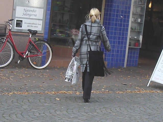 Blonde Salongema en bottes à talons hauts/ November Salongerna blond Lady in high-heeled Boots - Ängelholm /    Suède - Sweden.  23 octobre 2008