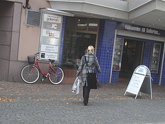 Blonde Salongema en bottes à talons hauts/ November Salongerna blond Lady in high-heeled Boots - Ängelholm /    Suède - Sweden.  23 octobre 2008