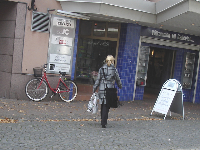 Blonde Salongema en bottes à talons hauts/ November Salongerna blond Lady in high-heeled Boots - Ängelholm /    Suède - Sweden.  23 octobre 2008