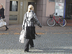 Blonde Salongema en bottes à talons hauts/ November Salongerna blond Lady in high-heeled Boots - Ängelholm /    Suède - Sweden.  23 octobre 2008