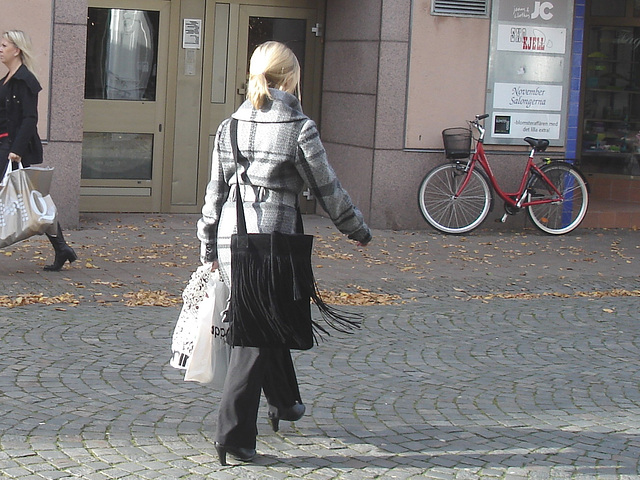 Blonde Salongema en bottes à talons hauts/ November Salongerna blond Lady in high-heeled Boots - Ängelholm /    Suède - Sweden.  23 octobre 2008