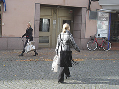 Blonde Salongema en bottes à talons hauts/ November Salongerna blond Lady in high-heeled Boots - Ängelholm /    Suède - Sweden.  23 octobre 2008