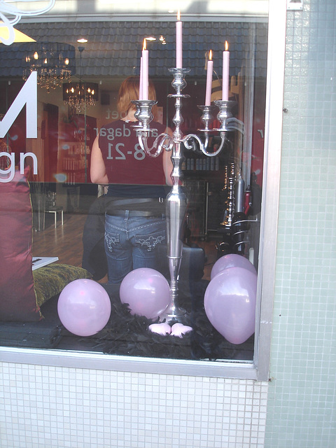 Candelabra eyesight /  Mauve balloons and readhead swedish Lady in jeans /  Assortiment de jeans et ballons mauves.