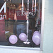 Candelabra eyesight /  Mauve balloons and readhead swedish Lady in jeans /  Assortiment de jeans et ballons mauves.
