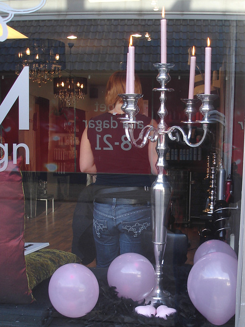 Candelabra eyesight /  Mauve balloons and readhead swedish Lady in jeans /  Assortiment de jeans et ballons mauves.