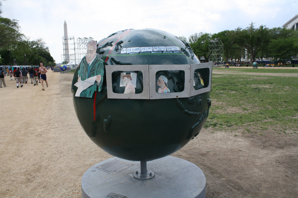 10.CoolGlobes.EarthDay.NationalMall.WDC.22April2010