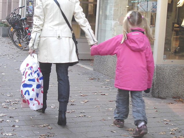 Maman MQ en bottes à talons hauts /  MQ Swedish Mom in high-heeled boots  /    Ängelholm / Suède - Sweden.  23 octobre 2008