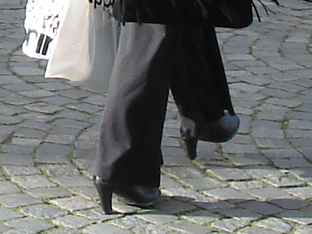 Blonde Salongema en bottes à talons hauts/ November Salongerna blond Lady in high-heeled Boots - Ängelholm /    Suède - Sweden.  23 octobre 2008