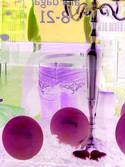Candelabra eyesight /  Mauve balloons and readhead swedish Lady in jeans /  Assortiment de jeans et ballons mauves -  Négatif RVB