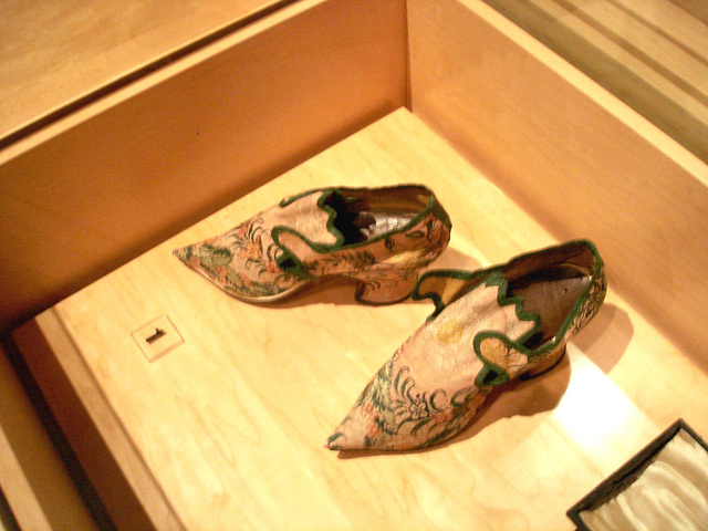 Stylish ancient slippers / Style anciennes pantoufles érotiques - Bata shoe museum / Toronto, Canada - 3 juillet 2007