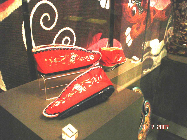 Small red shoes eyesight /  Bata shoe museum / Toronto, Canada - 3 juillet 2007