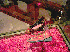 Minuscule shoes /  Bata shoe museum / Toronto, Canada - 3 juillet 2007