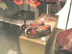 Slippers and spying huge eyes /  Bata shoe museum / Toronto, Canada - 3 juillet 2007