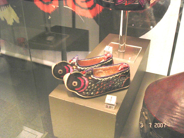 Slippers and spying huge eyes /  Bata shoe museum / Toronto, Canada - 3 juillet 2007