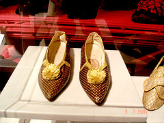 Sexy flat shoes with embroidery and sweet adornment /  Bata shoe museum / Toronto, Canada - 3 juillet 2007