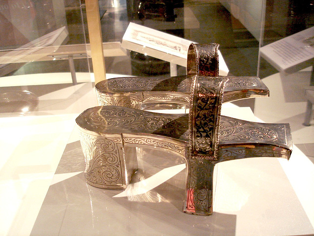 Ruling Class Extravagant Metal Platforms /  Bata shoe museum / Toronto, Canada - 3 juillet 2007