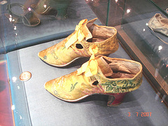 Ribbons era with artistic motif / Bata shoe Museum. Toronto, Canada - 3 juillet 2007