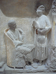 Femme et servante sur un tombeau romain