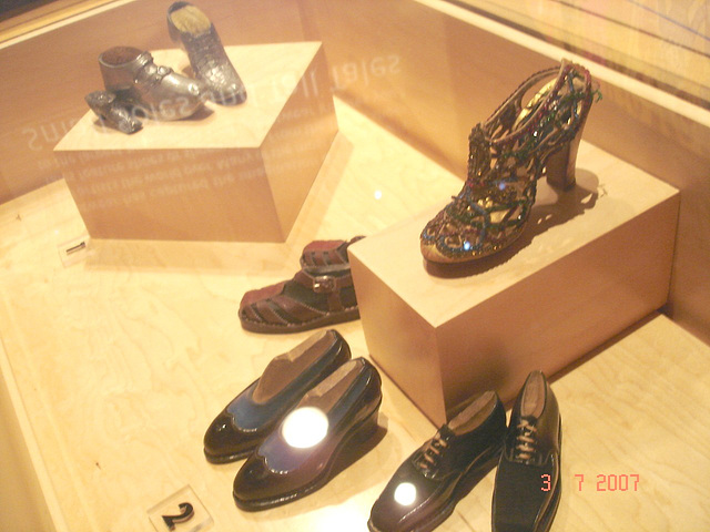 Net stylish Boots and eunuch footwears. Bata Shoe Museum. Toronto, Canada - 3 juillet 2007