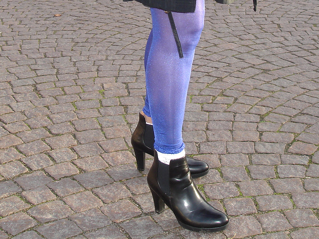 La Dame blonde Hoss Oss Fär en bottines sexy à talons hauts /  -  Hoss Oss Fär Swedish blonde mature in short high-heeled Boots