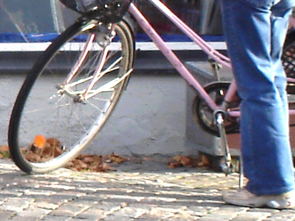 Direkten blond biker in red with jeans and white sneakers /  Suédoise blonde à vélo en jeans et espadrilles blanches -  Ängelholm / Sweden - Suède - 23-10-2008- Ängelholm / Sweden - Suède - 23-10-2008