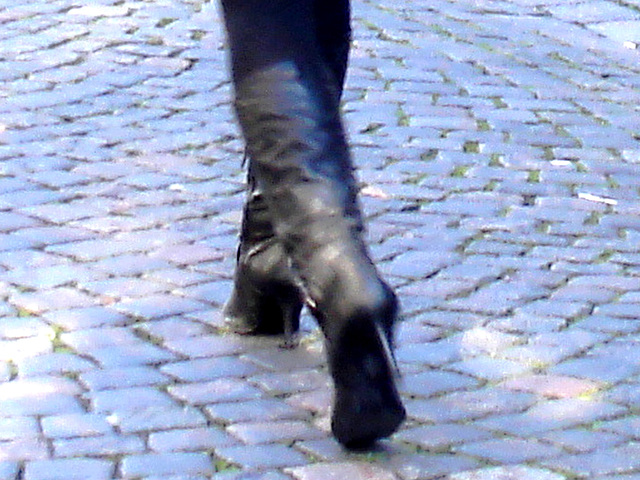 Dimani Swedish blond Lady in Dominatrix Boots /  Blonde suédoise en bottes à talons aiguilles -  Ängelholm / Suède - Sweden.   23-10-2008 -  Éclaircie