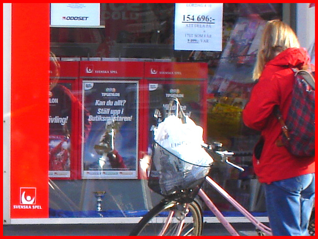 Direkten blond biker in red with jeans and white sneakers /  Suédoise blonde à vélo en jeans et espadrilles blanches -  Ängelholm / Sweden - Suède - 23-10-2008