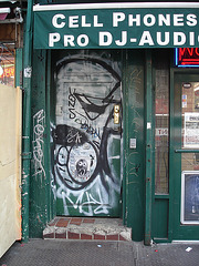 Cell phones pro DJ-audio artistic door. NYC. 19-07-2008
