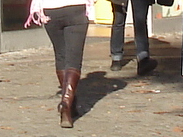 Rouquine suédoise avec bottes de Dominatrice / Lindex short redhead Swedish Lady in Dominatrix Boots - Ängelholm / Suède - Sweden.  23 octobre 2008