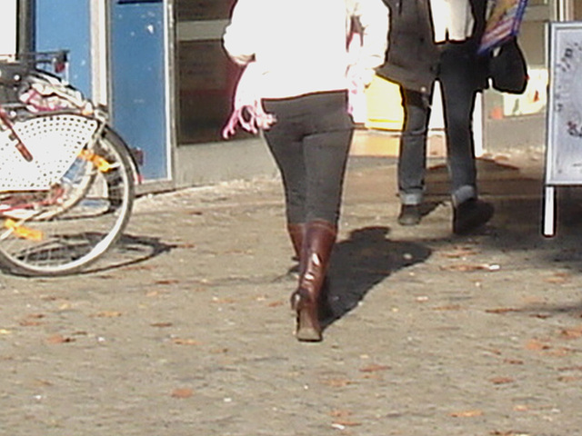 Rouquine suédoise avec bottes de Dominatrice / Lindex short redhead Swedish Lady in Dominatrix Boots - Ängelholm / Suède - Sweden.  23 octobre 2008