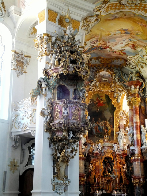 Wieskirche: Die Kanzel nahe dem Altarraum. ©UdoSm