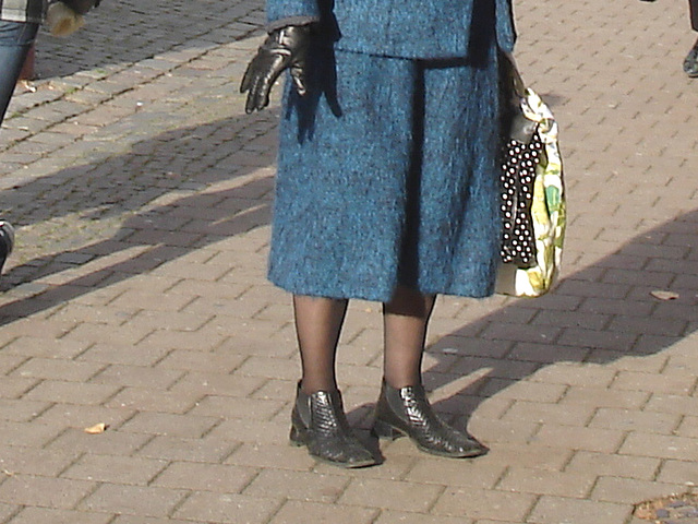 Inspiration blond Swedish mature Lady with black leather gloves /  Suédoise blonde du bel âge avec gants de cuir -  Ängelholm  / Suède - Sweden.  23 octobre 2008