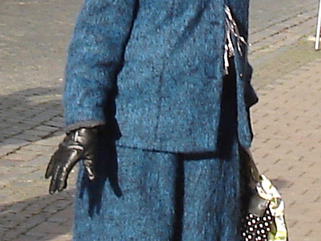 Inspiration blond Swedish mature Lady with black leather gloves /  Suédoise blonde du bel âge avec gants de cuir -  Ängelholm  / Suède - Sweden.  23 octobre 2008