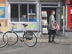 Direkten Swedish hatter Lady  in chunky heeled shoes and sexy skirt /  Suédoise à chapeau en bottes sexy à talons trapus -  Ängelholm /  Suède - Sweden .  23 octobre 2008.     -  Vieille toile  / Old canvas