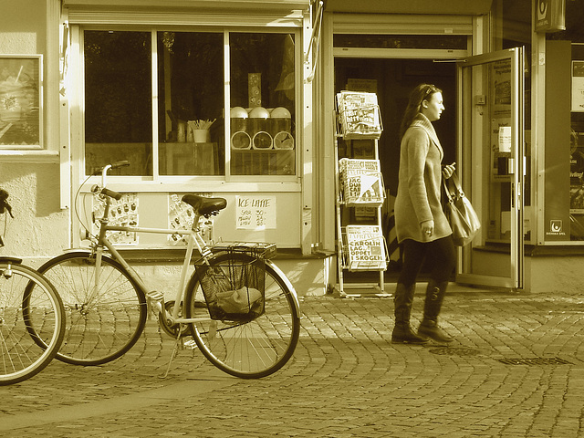 Direkten Lady in chunky flat heeled Boots /  La Dame Direkten en bottes à talons trapus -  Ängelholm / Sweden - Suède - 23 octobre 2008 -Sepia