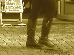 Direkten Lady in chunky flat heeled Boots /  La Dame Direkten en bottes à talons trapus -  Ängelholm / Sweden - Suède - 23 octobre 2008 - Sepia