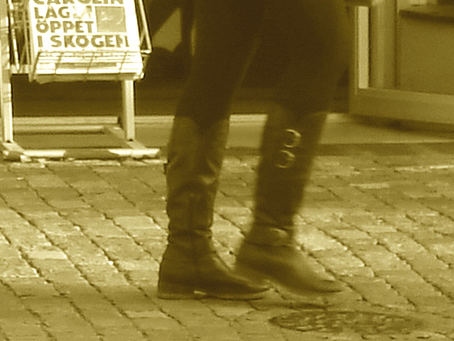 Direkten Lady in chunky flat heeled Boots /  La Dame Direkten en bottes à talons trapus -  Ängelholm / Sweden - Suède - 23 octobre 2008 - Sepia