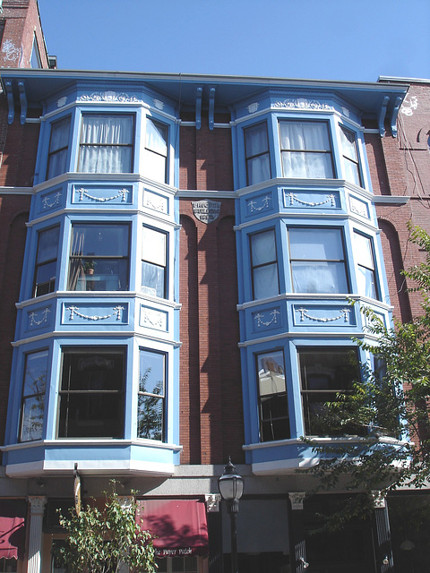 Box-windows jumeaux / Twin box-windows - Proctor building 1898 /  Portland, Maine.  USA.  11 octobre 2009