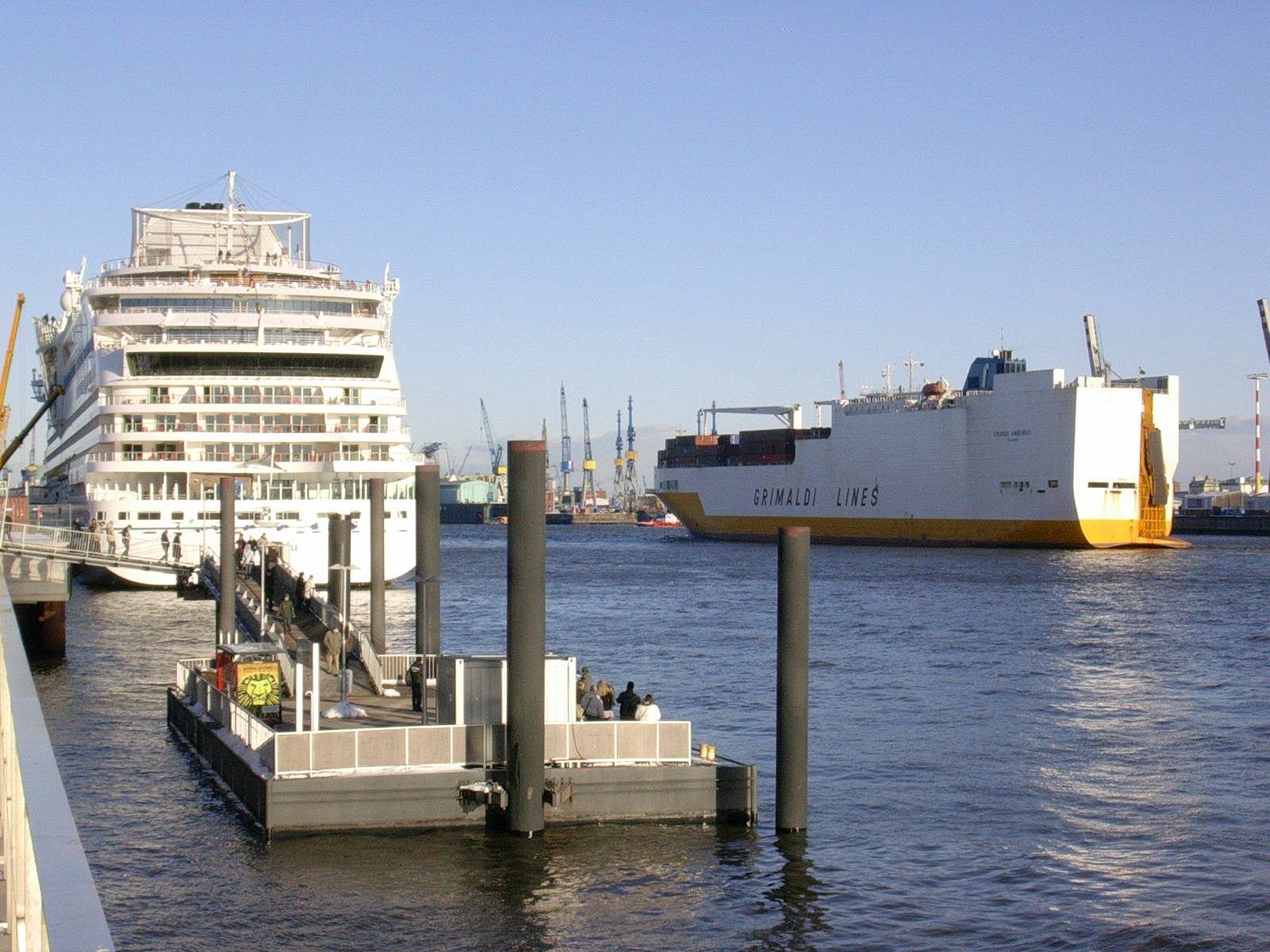 AIDAblu  und GRIMALDI  LINES