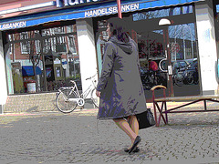 Handlesbanken sabrinas Lady /  La Dame Handlesbanken aux souliers plats -  Ängelholm / Suède - Sweden.  23 octobre 2008-  Postérisation