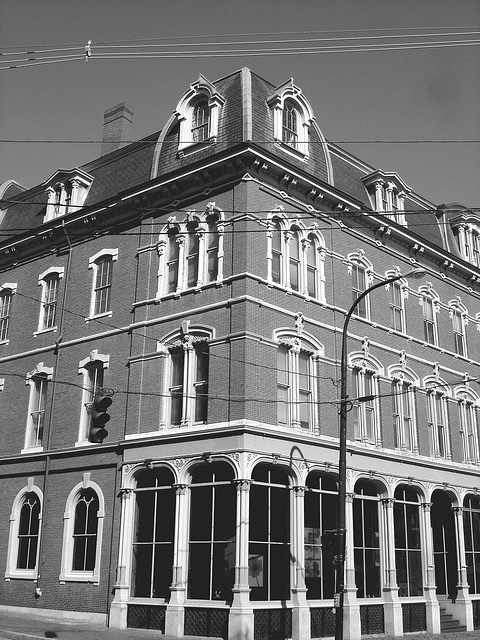 Austérité architecturale /  Architectural harshness  -  Portland, Maine - USA .  11 octobre 2009- N & B